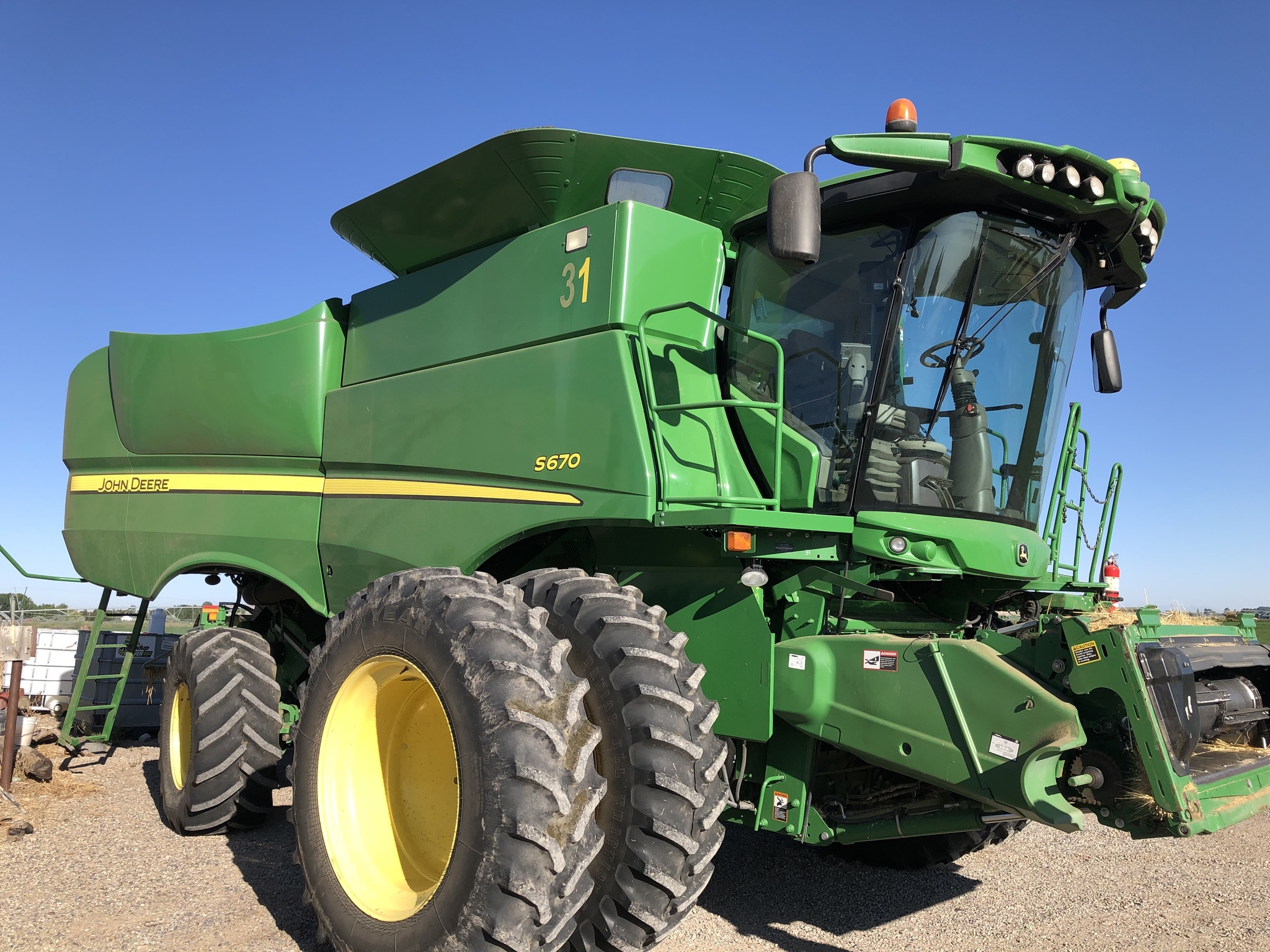 Image of a JOHN DEERE S670